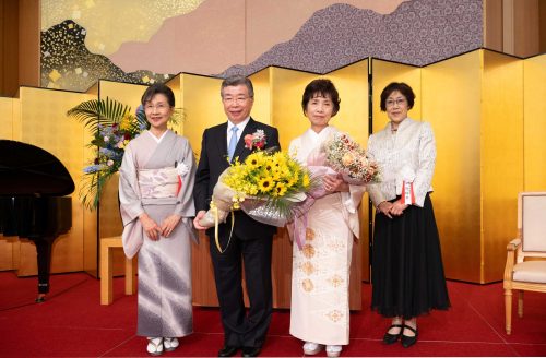 花束贈呈　左から/日展特別会員・日本書芸院副理事長 吉川美恵子先生　黒田会長と奥様　正筆会 小野玲華専務理事